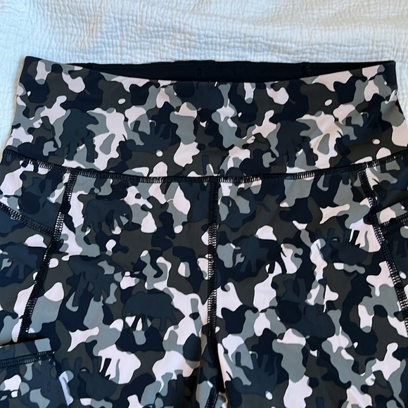 Sweaty Betty Zero Gravity 7/8 Running Leggings - Size S - Elephant Camo Print - Picture 2 of 8